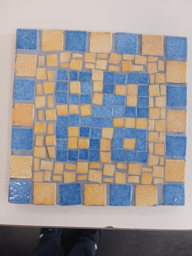 dessous de plat bleu et jaune réalisé en stage de mosaïque