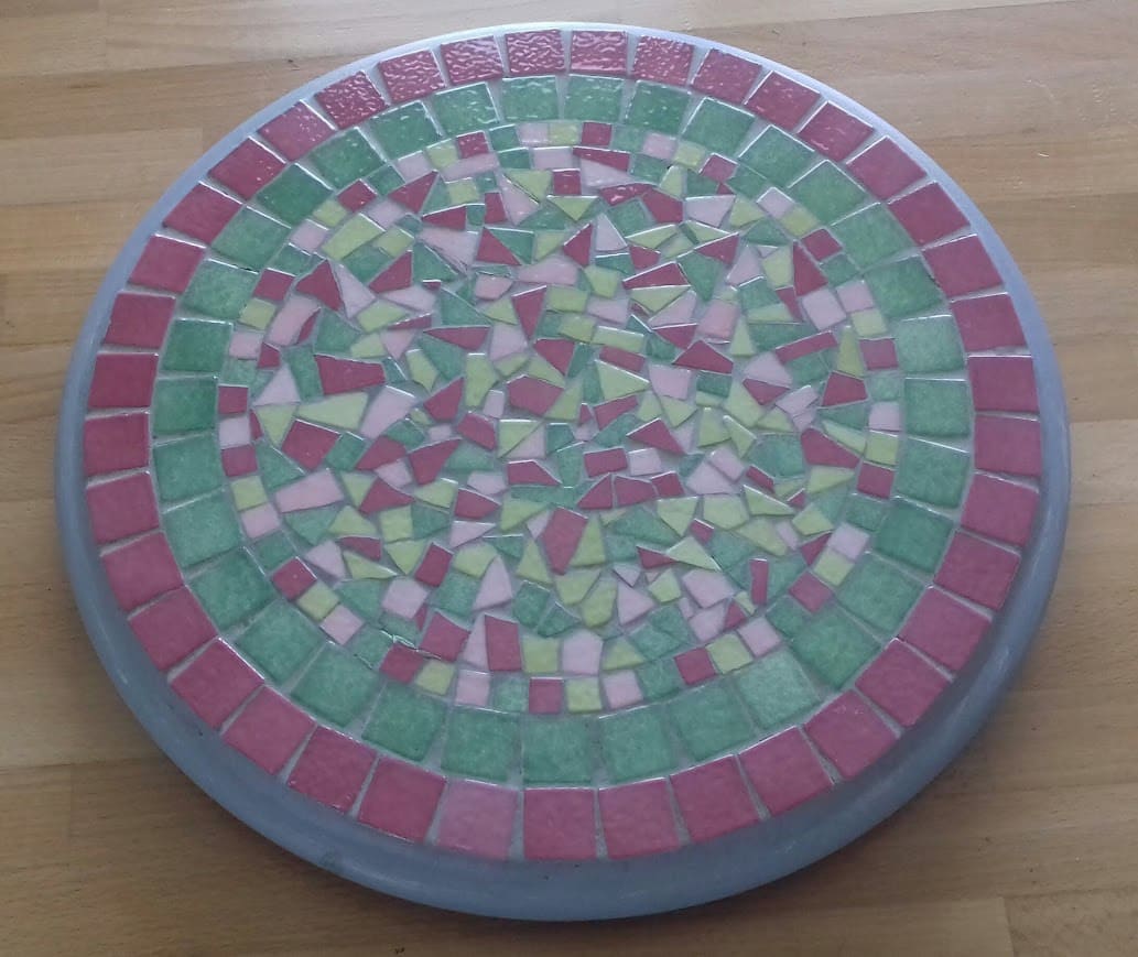 plateau tournant vert et rose réalisé en stage de mosaïque